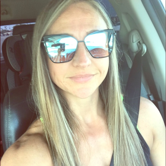 Meet your Posher, Aly - Picture 1 of 1